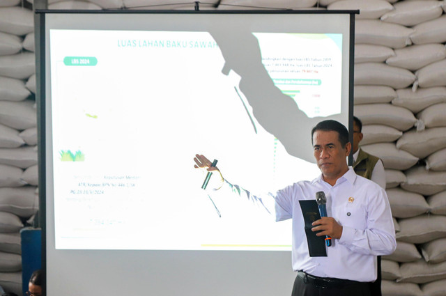 Menteri Pertanian RI Amran Sulaiman dan Dirut Perum Bulog Ahmad Rizal Ramdhani berdiskusi dengan para pengamatan ekonomi, akademisi dan pimpinan media usai mengecek stok beras di Gudang Bulog, Karawang, Jawa Barat, Kamis (23/4/2026). Foto: Iqbal Firdaus/kumparan