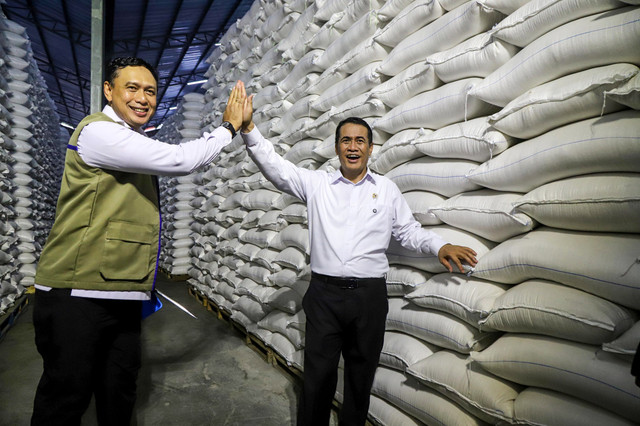 Menteri Pertanian RI Amran Sulaiman dan Dirut Perum Bulog Ahmad Rizal Ramdhani berdiskusi dengan para pengamatan ekonomi, akademisi dan pimpinan media usai mengecek stok beras di Gudang Bulog, Karawang, Jawa Barat, Kamis (23/4/2026). Foto: Iqbal Firdaus/kumparan