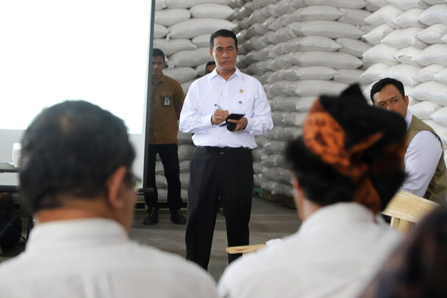 Menteri Pertanian RI Amran Sulaiman dan Dirut Perum Bulog Ahmad Rizal Ramdhani berdiskusi dengan para pengamatan ekonomi, akademisi dan pimpinan media usai mengecek stok beras di Gudang Bulog, Karawang, Jawa Barat, Kamis (23/4/2026). Foto: Iqbal Firdaus/kumparan