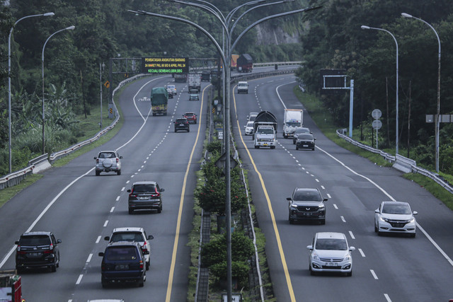 ejumlah kendaraan melaju di Jalan Tol Trans Jawa Ruas Tanjungmas - Srondol, Semarang, Jawa Tengah, Selasa (25/3/2025). Foto: Makna Zaezar/ANTARA FOTO