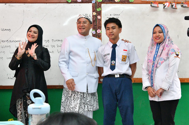 Wakil Gubernur Jawa Barat Erwan Setiawan bersama Ihsan siswa SMP Negeri 1 Tanjungsari, Kabupaten Sumedang, Rabu (22/4/2026).  Foto: Pemprov Jabar