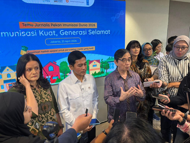 Ketua Satgas Imunisasi IDAI, Hartono Gunardi (batik ungu) di kantor Kemenkes, Jakarta pada Kamis (23/4/2026). Foto: Abid Raihan/kumparan