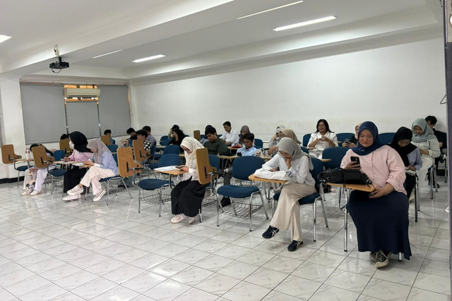 Peserta bersiap mengikuti Ujian Tulis Berbasis Komputer Seleksi Nasional Berdasarkan Tes (UTBK-SNBT) 2026 di Universitas Pembangunan Nasional Veteran Jakarta (UPNVJ), Kampus Pondok Labu, Jakarta Selatan, Kamis (23/4/2026). Foto: Jeni Ritanti/kumparan