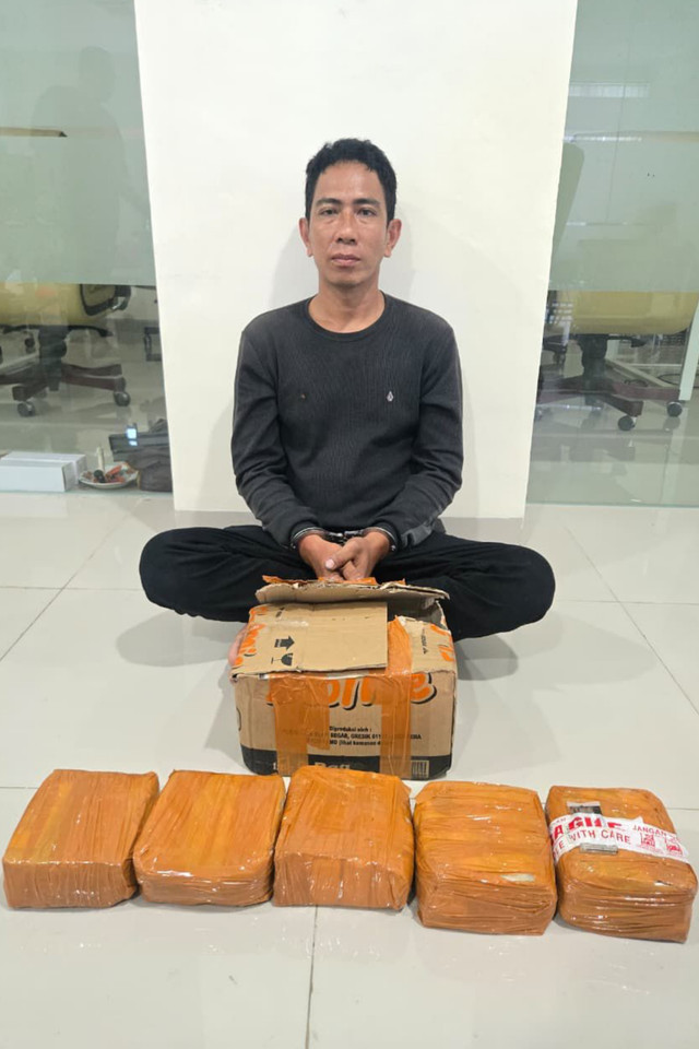 Tersangka Muh Yusran Aditya, kurir 5 kg Sabu yang diamankan Bareskrim Polri di Makassar. Foto: Dok. Istimewa
