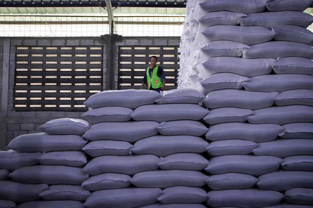 Pekerja mengangkut karung beras ke dalam Gudang Beras Bulog di Karawang, Jawa Barat, Kamis (23/4/2026). Foto: Iqbal Firdaus/kumparan