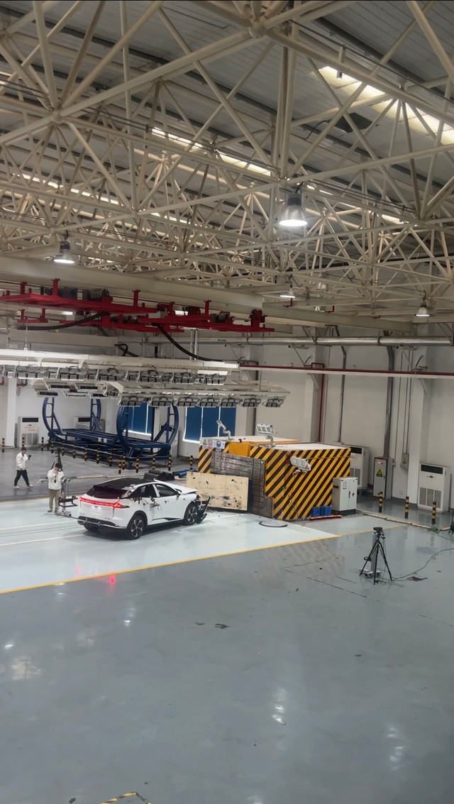 Proses pengetesan benturan mobil di lab uji tabrak Changan di China. Foto: Dok. kumparan