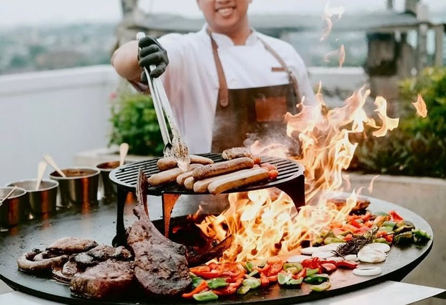 La plancha, alat panggang berupa pelat baja tebal asal Spanyol, hadir di Naicla Steak & Grill, restoran yang berada di rooftop GAIA Cosmo Hotel. Foto: Dok.Istimewa