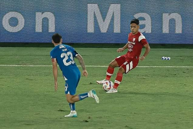 Ilustrasi Persib vs Arema Tayang di TV Mana Jam Berapa. Foto: Instagram/@persisofficial/kumparanBOLA