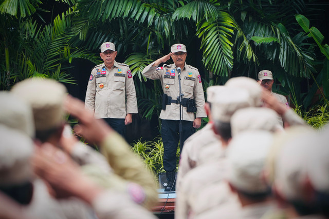 Mensos Saifullah Yusuf (Gus Ipul) didampingi Wamensos Agus Jabo menghadiri Apel Peringatan HUT Tagana ke-22 di kantor Kemensos, Jakarta, pada Kamis (23/4/2026). Foto: Dok. Kemensos