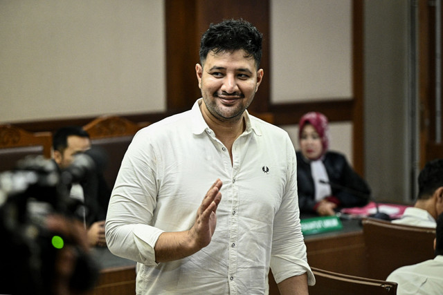 Terdakwa kasus dugaan jual beli narkotika di dalam Rutan Salemba Muhammad Akbar alias Ammar Zoni bersiap menjalani sidang putusan di Pengadilan Negeri Jakarta Pusat, Jakarta, Kamis (23/4/2026). Foto: Fauzan/ANTARA FOTO