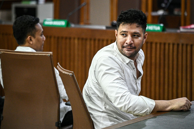 Terdakwa kasus dugaan jual beli narkotika di dalam Rutan Salemba Muhammad Akbar alias Ammar Zoni (kanan) menjalani sidang putusan di Pengadilan Negeri Jakarta Pusat, Jakarta, Kamis (23/4/2026). Foto: Fauzan/ANTARA FOTO