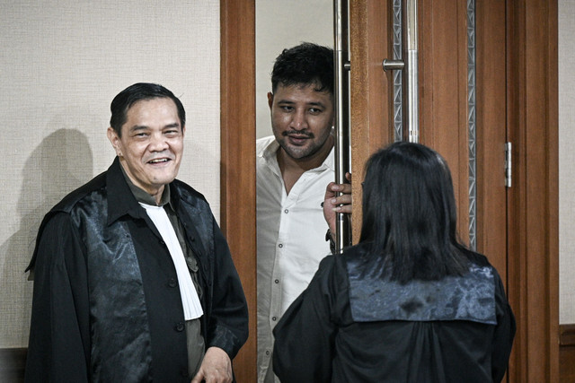 Terdakwa kasus dugaan jual beli narkotika di dalam Rutan Salemba Muhammad Akbar alias Ammar Zoni (tengah) berbincang dengan kuasa hukumnya sebelum menjalani sidang putusan di Pengadilan Negeri Jakarta Pusat, Jakarta, Kamis (23/4/2026). Foto: Fauzan/ANTARA FOTO