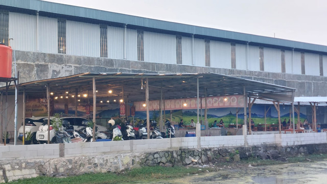 Warung makan Mi dan Babi Tepi Sawah Kecamatan Grogol, Kabupaten Sukoharjo, yang ditolak warga.  Foto: Dok. kumparan
