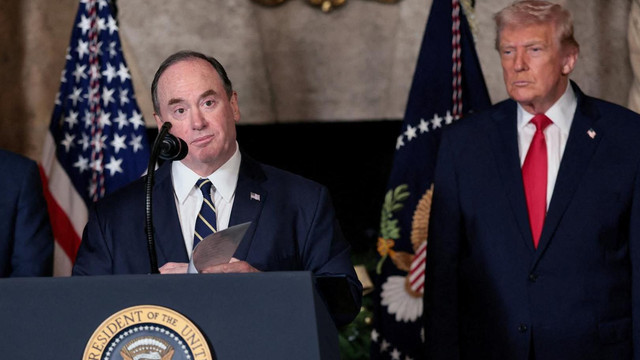 Menteri Angkatan Laut AS, John Phelan (foto atas, kiri), berbicara setelah Presiden Donald Trump mengumumkan armada baru Angkatan Laut bernama "Golden Fleet" di Mar-a-lago di Palm Beach, Florida, AS, 22 Desember 2025.