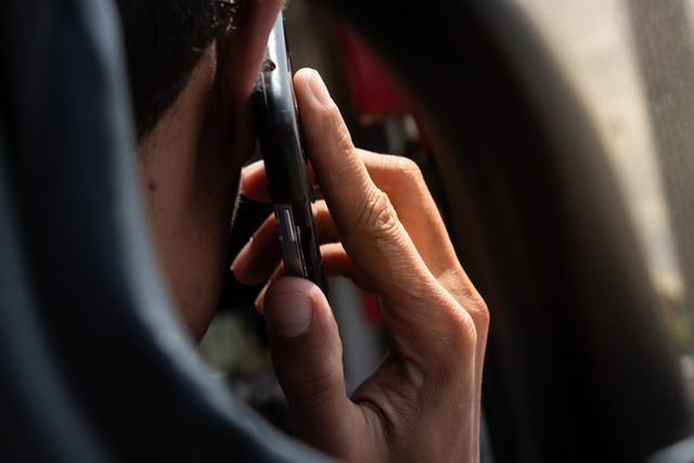 Ilustrasi debt collector pinjaman online menelepon nasabah. Foto: Yan luca/Shutterstock