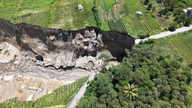Foto udara sinkhole di Desa Pondok Balik, Kecamatan Ketol, Kabupaten Aceh Tengah, Aceh. Foto: Dok. Satgas PRR/PU BWS