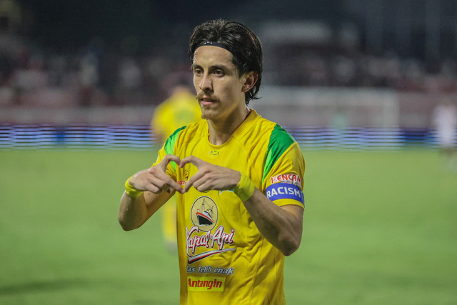 Pesepak bola Persebaya Surabaya Francisco Rivera berselebrasi usai mencetak gol ke gawang Malut United pada pertandingan BRI Super League 2025/2026 di Stadion Gelora Kie Raha Ternate, Maluku Utara, Kamis (23/4/2026). Foto: Andri Saputra/ANTARA FOTO