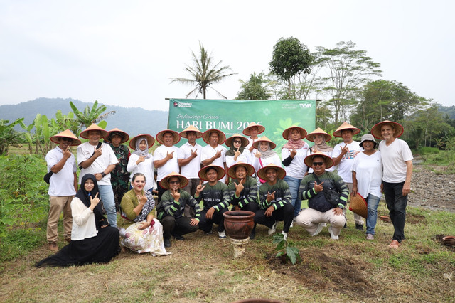 Penanaman 100 pohon Gayam di bantaran Sungai Sileng, Desa Karangrejo, Borobudur, Magelang, Rabu (22/4). Foto: Dok.Istimewa