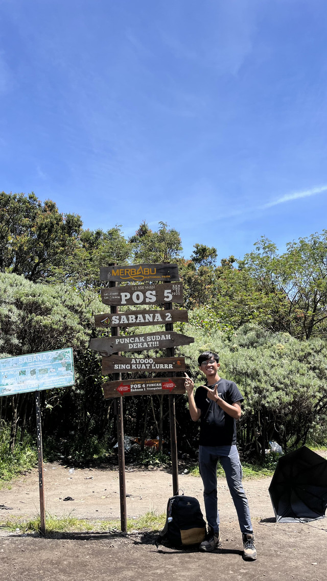 Tiba di Pos 5 rute pendakian di Gunung Merbabu, Jawa Tengah. Salah satu puncak semakin dekat. Foto: Dokumentasi pribadi