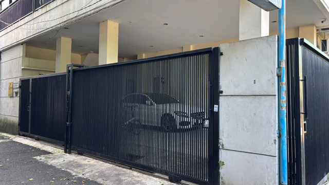 Tampak gedung indekos TKP dua PRT nan melompat dari lantai 4 di area Benhil, Tanah Abang, Jakarta Pusat pada Jumat (24/4/2026). Foto: Ryan Iqbal/kumparan