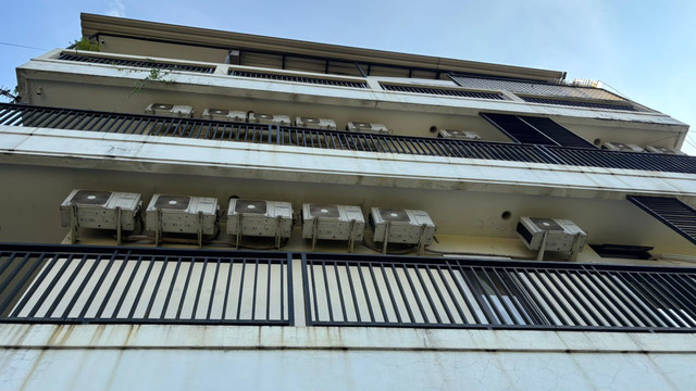 Tampak bangunan indekos TKP dua PRT yang melompat dari lantai 4 di kawasan Benhil, Tanah Abang, Jakarta Pusat pada Jumat (24/4/2026). Foto: Ryan Iqbal/kumparan