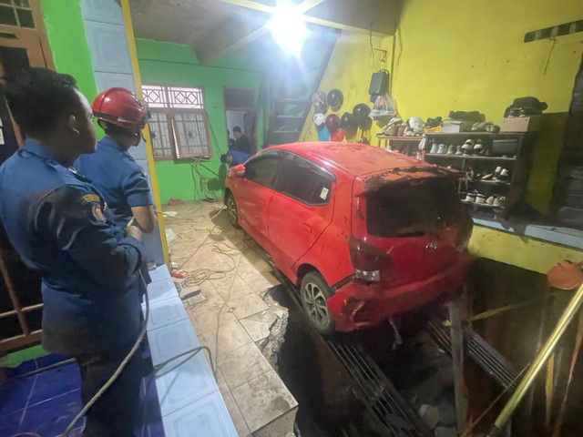 Petugas damkar evakuasi mobil dari septic tank di Jatijajar, Tapos, Depok, Jumat (24/4/2026). Foto: Dok. Istimewa