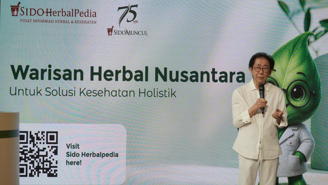 Direktur Utama Sido Muncul, Dr. (H.C.) Irwan Hidayat, menjelaskan manfaat Sido HerbalPedia. Foto: dok. Sido Muncul