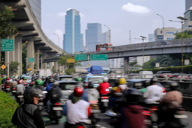 Bus Transjakarta melintas diantara pemotor di Jalan Gatot Subroto, Jakarta, Jumat (24/4/2026). Foto: Jamal Ramadhan/kumparan
