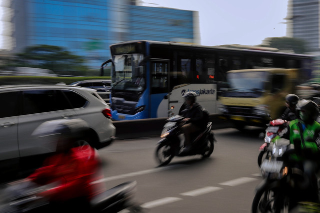 Bus Transjakarta melintas di antara pemotor di Jalan Gatot Subroto, Jakarta, Jumat (24/4/2026). Foto: Jamal Ramadhan/kumparan