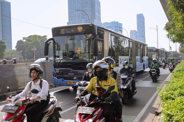 Bus Transjakarta melintas diantara pemotor di Jalan Gatot Subroto, Jakarta, Jumat (24/4/2026). Foto: Jamal Ramadhan/kumparan