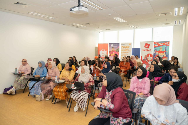 Momen kurir dan karyawan perempuan dari Anteraja, JNE, Pos Indonesia, SiCepat, dan SPX Expressmengikuti pelatihan digital untuk membuka peluang pendapatan di ekonomi digital dalam perayaan HariKartini. Foto: dok. Istimewa