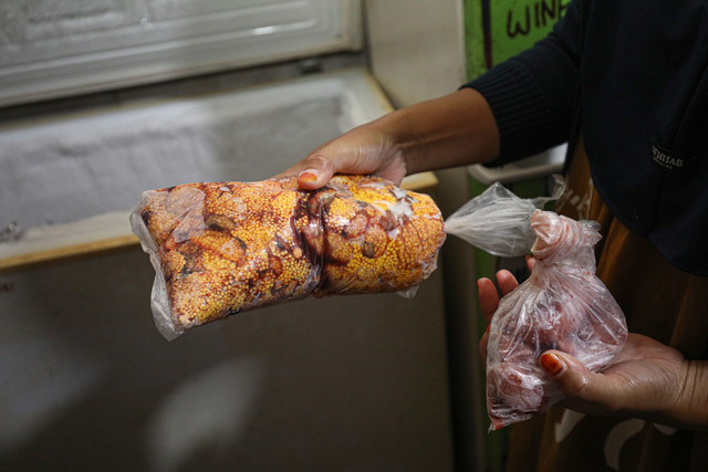 Kemasan daging ikan sapu-sapu dan telurnya yang siap di jual di kawasan Bogor, Jawa Barat, Kamis (23/4/2026). Foto: Aditia Noviansyah/kumparan