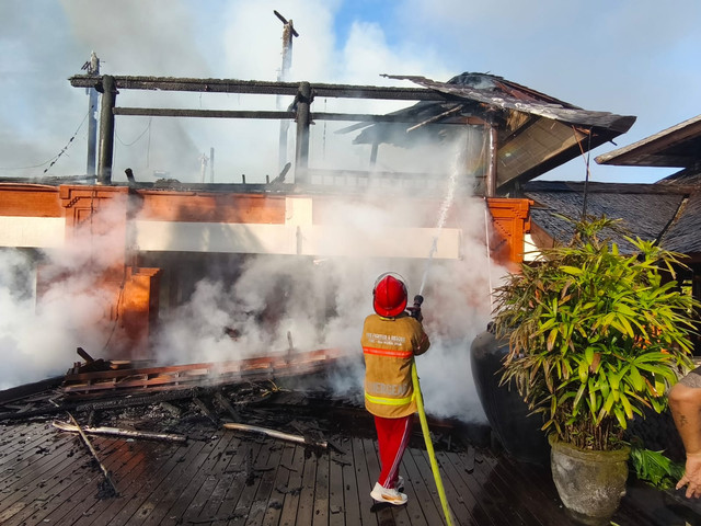 Petugas berusaha memadamkan api yang membakar restoran di sebuah hotel bintang lima di kawasan InJourney Tourism Development Corporation (ITDC), Nusa Dua, Kabupaten Badung, Bali, pada Jumat (24/4/2026). Foto: Dok. Polresta Denpasar