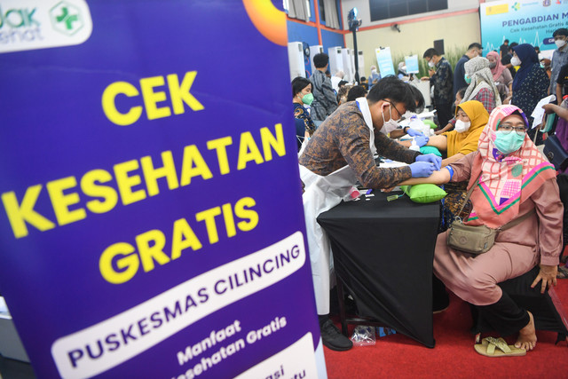 Petugas kesehatan mengambil sampel darah warga dalam cek kesehatan gratis dan skrining TB (Tuberkulosis). Foto: M Risyal Hidayat/ANTARA FOTO