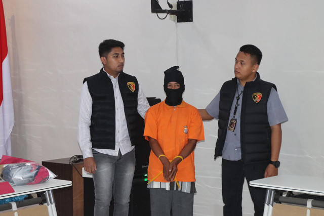 Konferensi pers terkait seorang pria paruh baya berinisial MAA (61) yang bunuh wanita di hotel di Kabupaten Batu Bara karena tolak berhubungan dua kali, Kamis (23/4/2026). Foto: Dok. Humas Polres Batu Bara