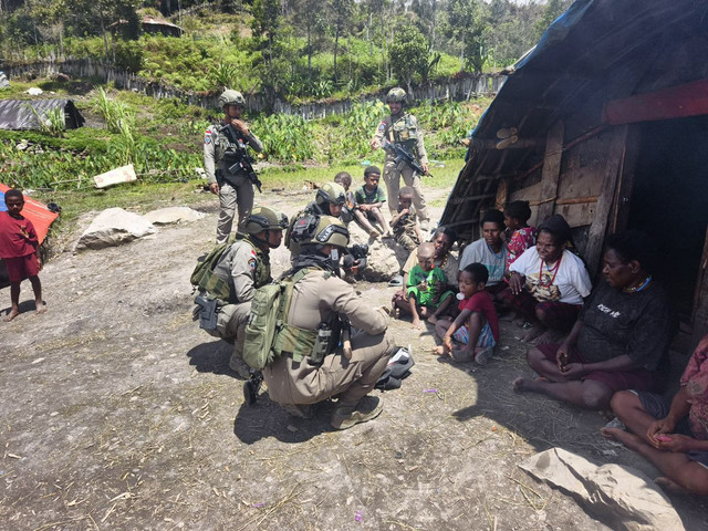 Personel Satgas Damai Cartenz saat menyapa warga di Distrik Sinak, Puncak, Papua Tengah. Foto: Dok. Polri