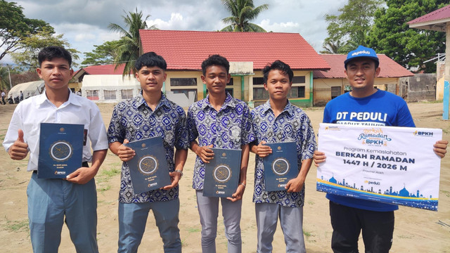 Berbagi 1000 Al-Quran untuk Sekolah dan Madrasah terdampak banjir di Pidie Jaya (Sumber : DT Peduli)
