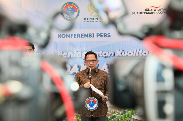 Kepala Badan Nasional Pengelola Perbatasan (BNPP) Muhammad Tito Karnavian menyampaikan keterangan pers kepada awak media di Kantor BNPP, Jakarta, Kamis (23/4/2026). Foto: Kemendagri RI