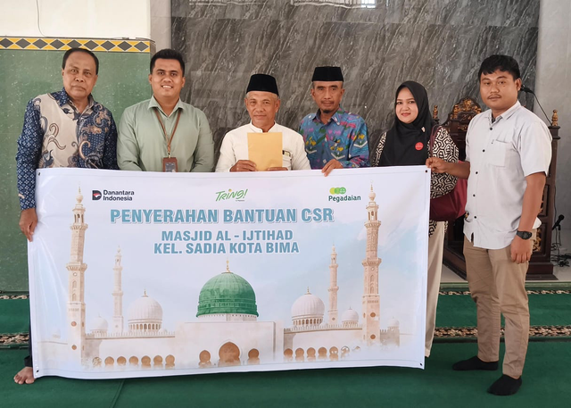 Pegadaian Cabang Bima menyerahkan bantuan program CSR berupa peralatan ibadah ke Masjid Al Ijtihad, Kota Bima. Foto: Dok. Pegadaian