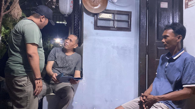 Polisi mengamankan Muhammad Jainun yang terlibat dalam jaringan pencucian uang bandar narkoba Koh Erwin di Deli Serdang, Sumatera Utara. Ia diamankan bersama dengan barang bukti berupa dua ponsel, satu kartu ATM, dan satu buku tabungan. Foto: Dok. Bareskrim Polri