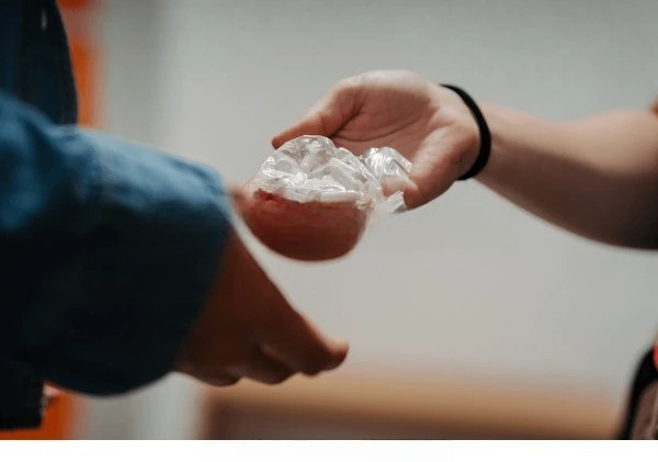 Sumber gambar : https://www.shutterstock.com/id/image-photo/drug-dealing-buying-school-2730892541?trackingId=7aa828be-5e8b-4e05-b097-020c83d4a202&listId=searchResults, Shutterstock 
