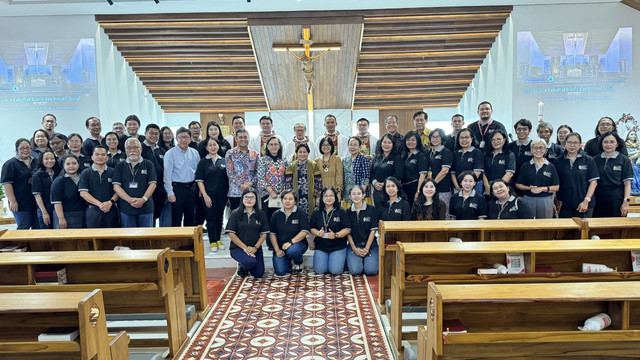Foto Bersama Keluarga Besar FBIS (Sumber: Unika Atma Jaya)