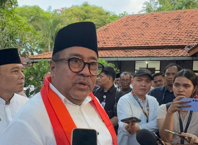 Wakil Gubernur (Wagub) DKI Jakarta, Rano Karno, saat memberikan keterangan usai agenda "Bang Doel Sapa Warga" di Kampung Wisata Eduwisata, Kebon Kosong, Jakarta Pusat, Jumat (24/4/2026). Foto: Jeni Ritanti/kumparan