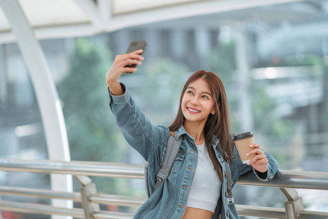  Perempuan yang sedang mengambil foto selfie. Foto: Shutterstock
