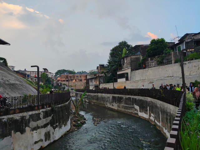 Rombongan Menko Bidang Infrastruktur dan Pembangunan Kewilayahan, Agus Harimurti Yudhoyono (AHY) menyusuri kampung Mrican, Kalurahan Caturtunggal hingga ke Tempat Pengolahan Sampah Terpadu (TPST), Kalurahan Condongcatur, di Kapanewon Depok, Sleman. Foto: Arfiansyah Panji Purnandaru/kumparan