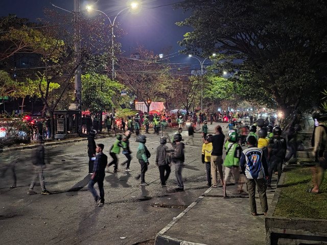 Peringatan tragedi April Makassar Berdarah (Amarah) di depan kampus Universitas Muslim Indonesia (UMI) Makassar, Sulawesi Selatan, berakhir ricuh, Jumat (24/4/2026) malam.  Foto: Dok. Istimewa