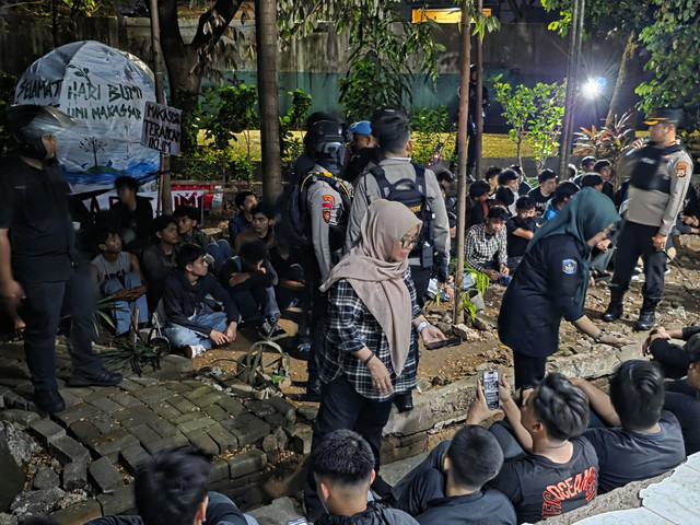 Senjata tajam diamankan dari massa demo ricuh di Kampus UMI. Foto: Dok. Istimewa