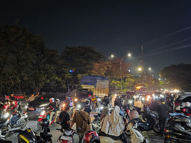 Demo memperingati 3 dekade tragedi April Makassar Berdarah (Amarah) di Jalan Urip Sumohardjo, Kota Makassar, Sulsel, akhirnya bubar, Jumat (24/4) malam. Foto: Dok. kumparan