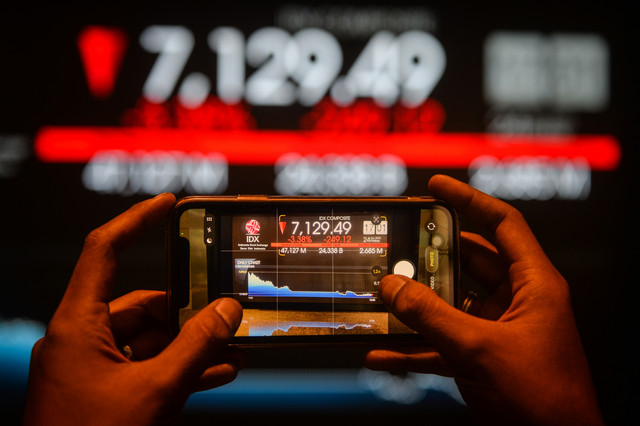 Pengunjung memotret layar yang menampilkan pergerakan Indeks Harga Saham Gabungan (IHSG) di Bursa Efek Indonesia, Jakarta, Jumat (24/4/2026). Foto: Putra M. Akbar/ANTARA FOTO 