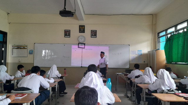 kegiatan belajar mengajar didalam kelas (dokumen pribadi)